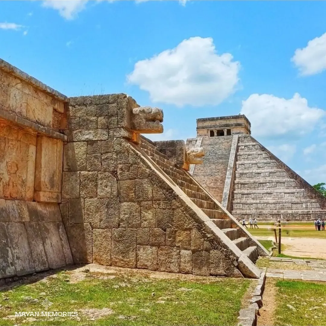 Stone ruins with the Chichén Itzá pyramid in the background